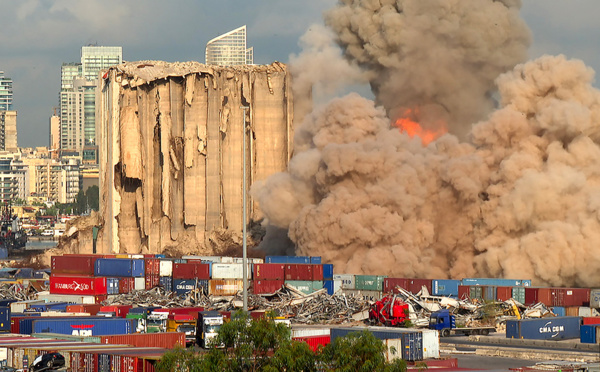 Port de Beyrouth: une nouvelle partie des silos s'effondre