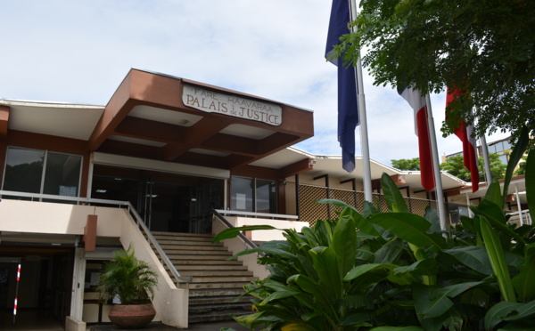 Bourré il montre son pénis aux gendarmes