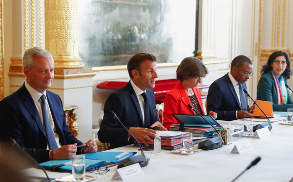 Macron exhorte les ministres à "l'unité" face à "la fin de l'abondance"