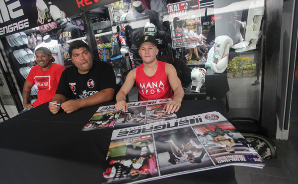 Le professionnel de MMA Kai Kara-France en dédicace à Papeete
