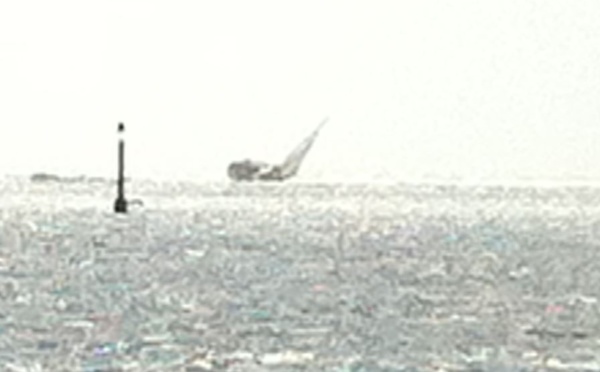 Un voilier échoué sur le récif à Arue