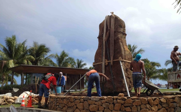 Un rocher érigé "place des polémiques"