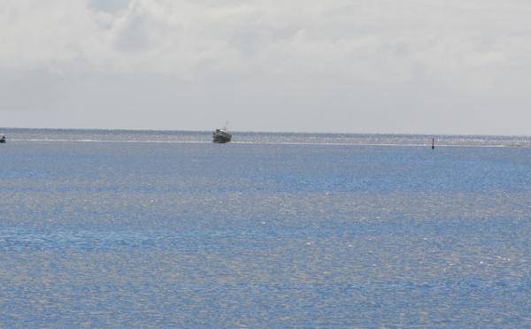Un thonier échoué dans la passe du Taaone