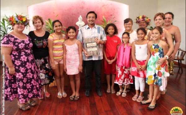 Centenaire du Bombardement de Papeete et de la Grande Guerre: Remise officielle du carnet artistique par la classe CM1 de l'école Pinai