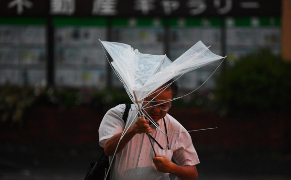 Japon: le typhon Talas fait deux morts et provoque des coupures électriques