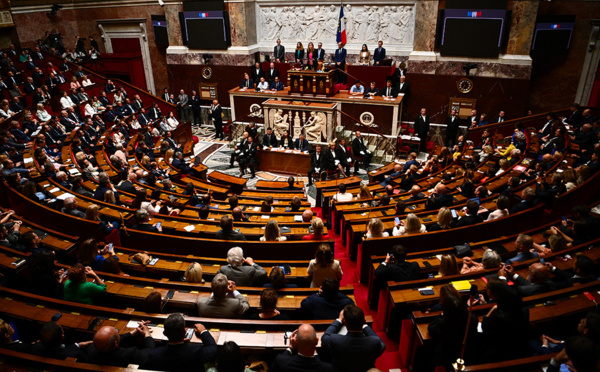 Retraites: Macron brandit la dissolution, marque d'autorité comme aveu de faiblesse