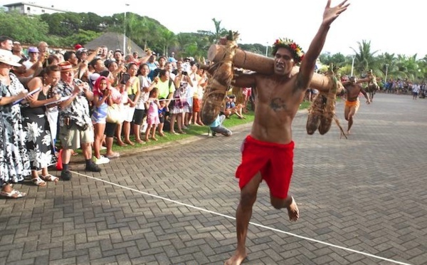 Heiva Tu’aro Ma’ohi – courses de porteurs de fruits : intensité et rivalité au programme !