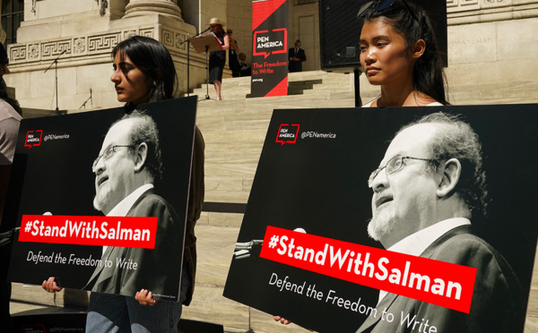 Salman Rushdie a perdu un oeil et l'usage d'une main