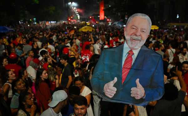 Brésil: la victoire de Lula saluée dans le monde, mandat compliqué en vue