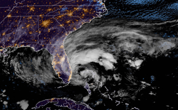 L'ouragan Nicole, retrogradé en tempête tropicale, frappe la Floride