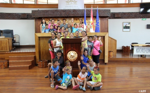 18 enfants de Tahuata visitent l’Assemblée