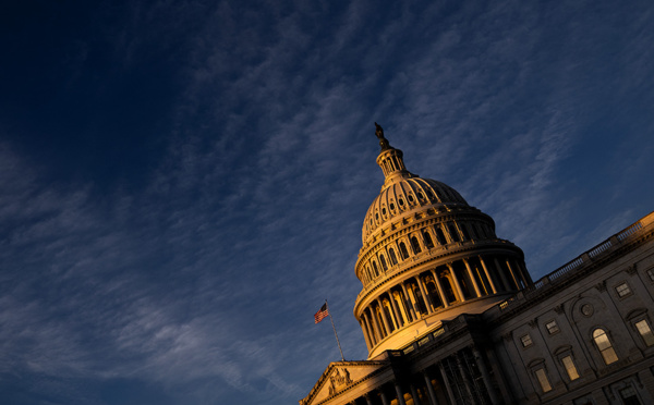 Les démocrates jubilent de garder le Sénat, Trump éructe