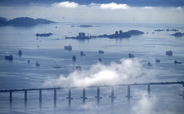 Brésil: un bateau entre en collision avec un grand pont de Rio de Janeiro