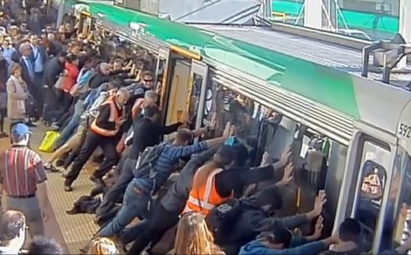 Des Australiens soulèvent un train pour libérer un voyageur coincé