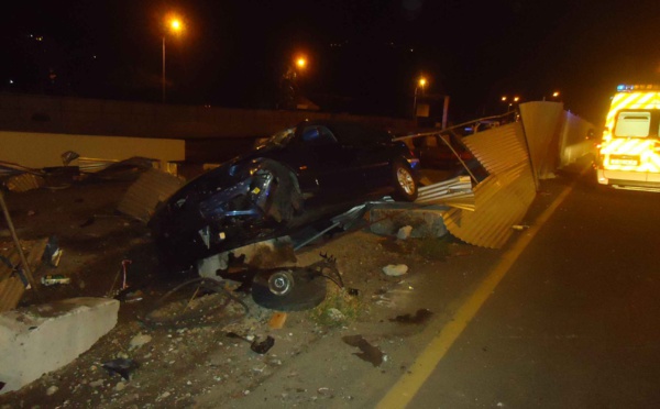 Punaauia: Le conducteur sort indemne d'un accident spectaculaire