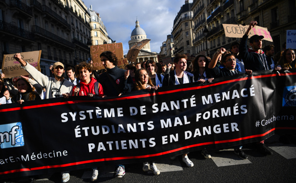 Déserts médicaux: internes et étudiants en médecine de retour dans la rue