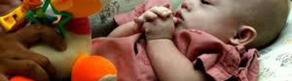 Le père australien n'a "aucun droit" de prendre le bébé trisomique, dit la mère porteuse