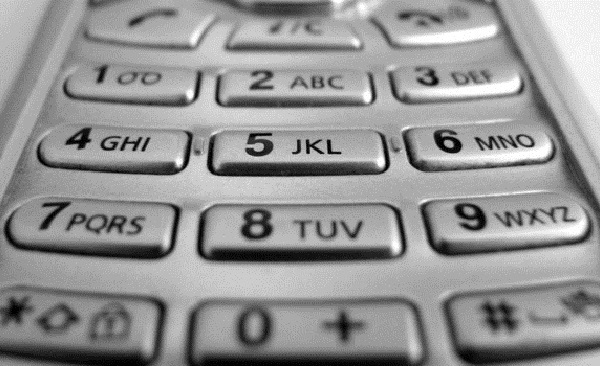 Elle fait passer une puce de téléphone à son tane en prison