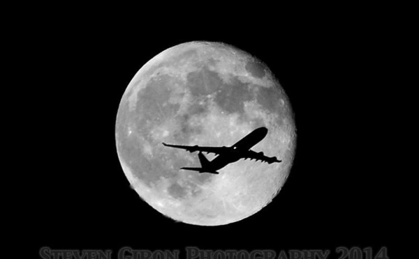 Un avion d'ATN face à la Super Lune