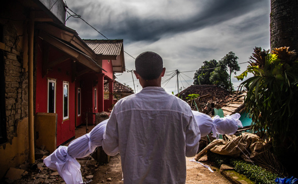 Séisme en Indonésie: la pluie et des répliques entravent les recherches