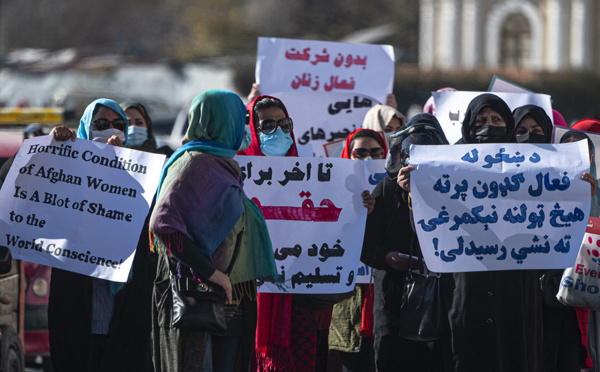 Afghanistan: une quinzaine de femmes manifestent à Kaboul, décidées à ne pas "capituler"