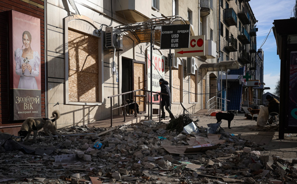 Ukraine: Le Kremlin jure de continuer l'offensive malgré le plafonnement du brut