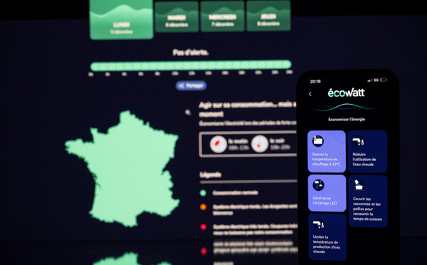 Coupures d'électricité : Emmanuel Macron fustige "les scénarios de la peur", l'opposition s'indigne