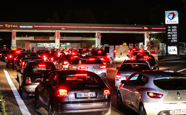 Carburants: la ristourne remplacée en 2023 par une prime de 100 euros réservée aux "travailleurs"