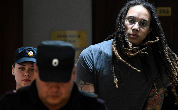La basketteuse Brittney Griner libérée dans un échange de prisonniers entre Moscou et Washington