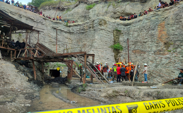 Indonésie: dix morts dans une explosion dans une mine