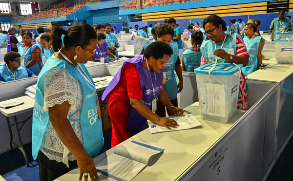 Fidji: clôture du scrutin, le Premier ministre promet de respecter les résultats