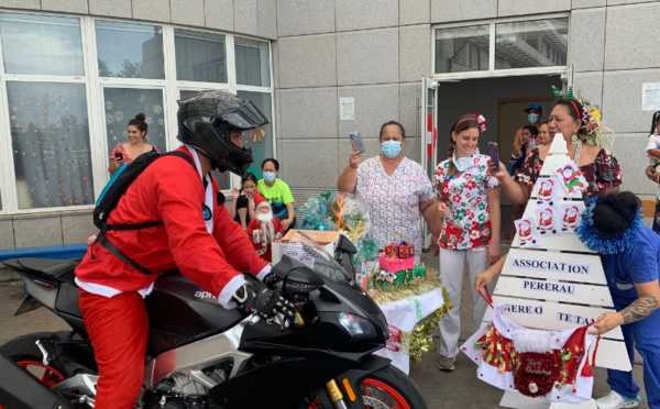 Défilé de motards pères Noël devant le service de pédiatrie du CHPF