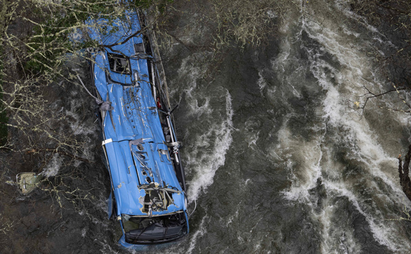 Six morts après la chute spectaculaire d'un car dans une rivière en Espagne