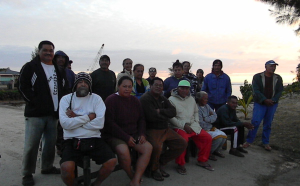 Tubuai : les habitants bloquent les travaux sur le port avec un sit-in pacifique