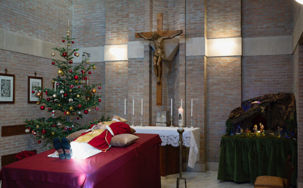 Des flots de fidèles à la basilique Saint-Pierre pour saluer Benoît XVI