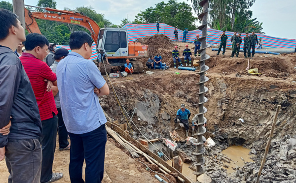 Vietnam: des sauveteurs bataillent pour secourir un enfant tombé dans un trou de 35 mètres
