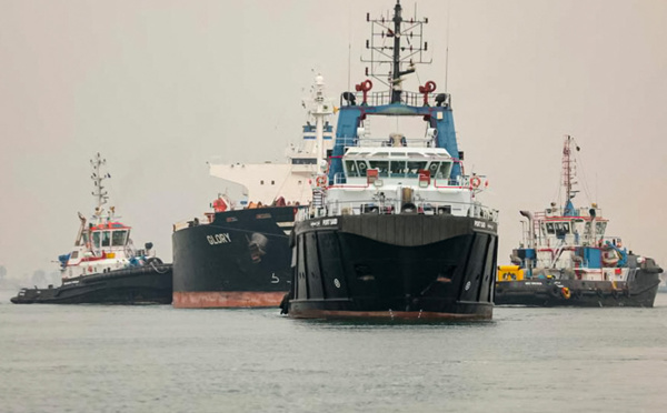 Canal de Suez: un navire échoué remis à flot, le trafic reste normal
