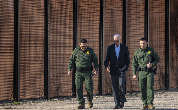 Biden commence sa première visite au Mexique, rattrapée par les violences au Brésil