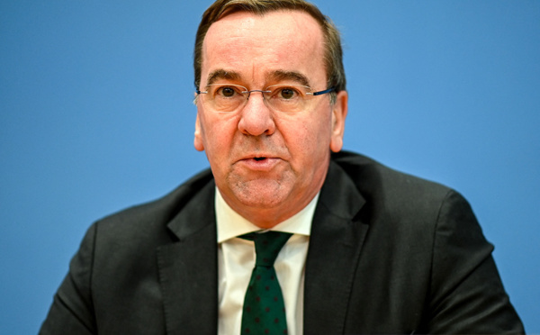 Allemagne: un élu régional peu connu endosse le difficile ministère de la Défense