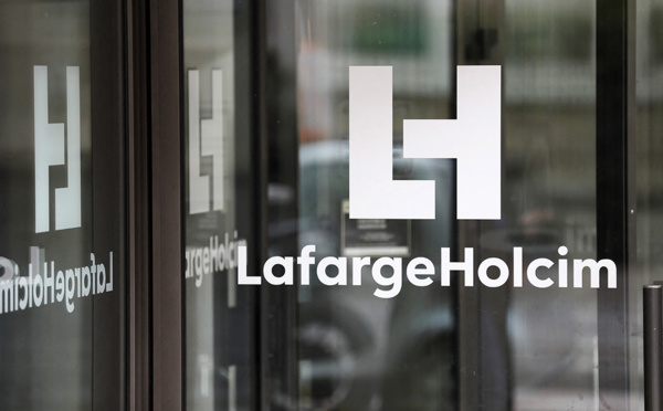 Des habitants d'une île indonésienne déposent une plainte climatique contre Holcim