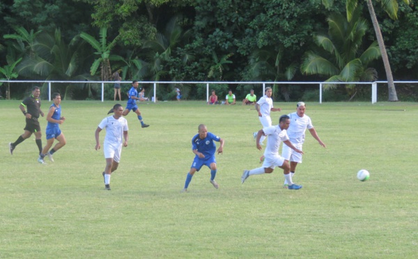 Tiare Tahiti repasse devant Tiare Hinano à Moorea