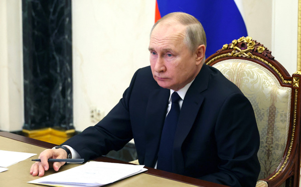 Pétrole: la Russie baissera sa production en mars, les prix décollent