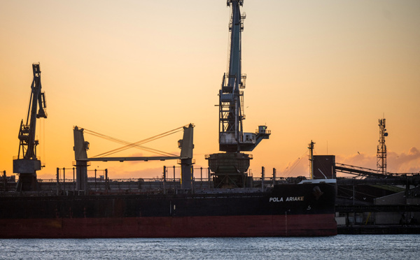Drogue: 180 kg de cocaïne saisis dans la coque d'un cargo à Lorient