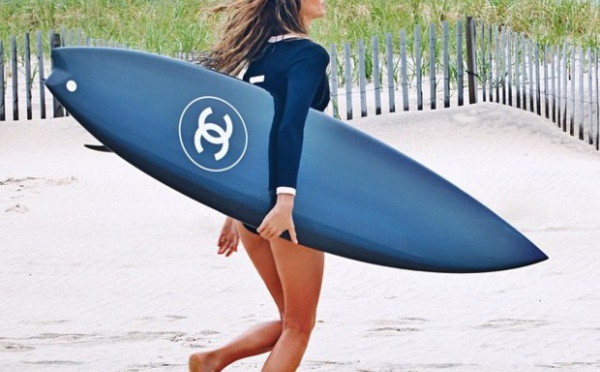 Buzz Surf – Pub Chanel : la top model brésilienne Gisèle Bündchen ‘surfe’ Teahupo’o (?)