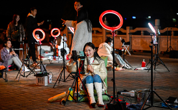 En Chine, des streameurs campent dehors en quête de pourboires