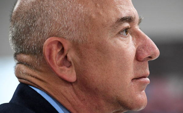 Macron accusé d'être "plus que jamais le président des riches" après avoir décoré Jeff Bezos