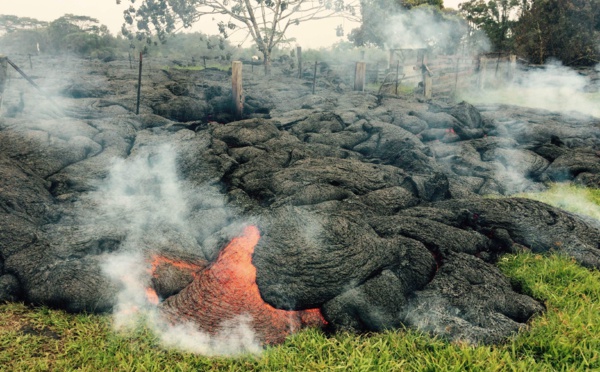 Volcan en éruption à Hawaï, la lave arrive tout près des habitations