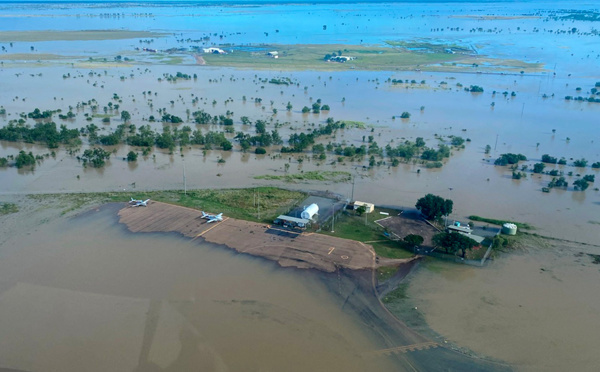 Australie: les habitants d'un village inondé évacués par hélicoptère