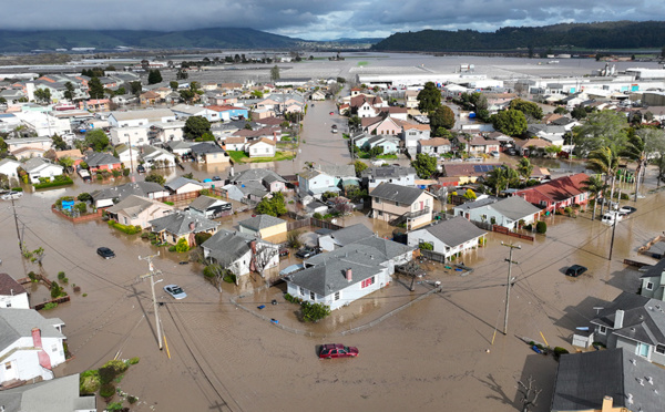 La tempête en Californie fait deux morts, une digue cède