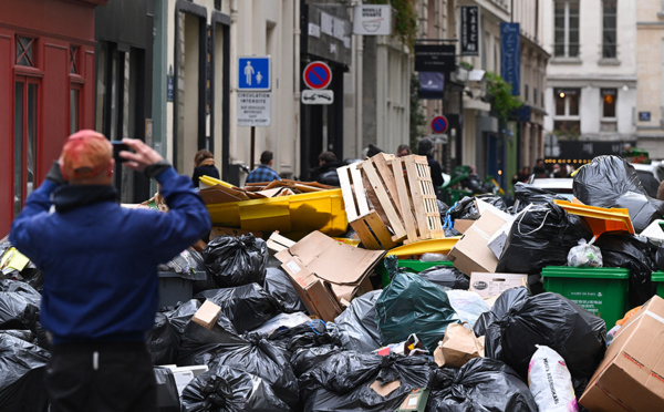 Retraites: la droite plus que jamais courtisée, les ordures s'accumulent